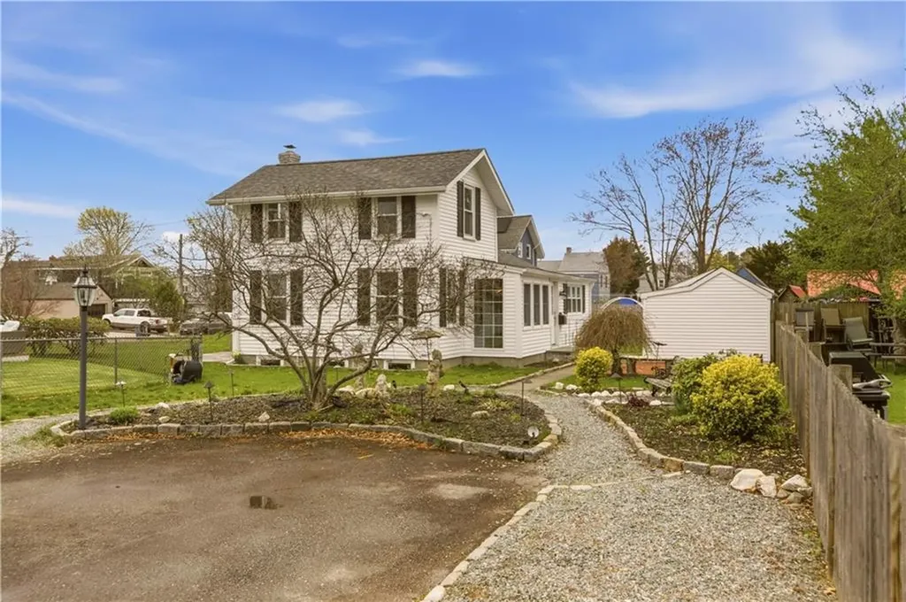 9 Leslie Avenue Barrington RI 02806