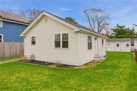 11 Leslie Avenue Barrington RI 02806