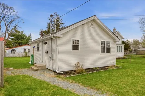 11 Leslie Avenue Barrington RI 02806