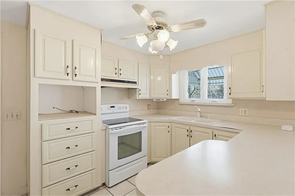 10 Brayton Road Tiverton RI 02878