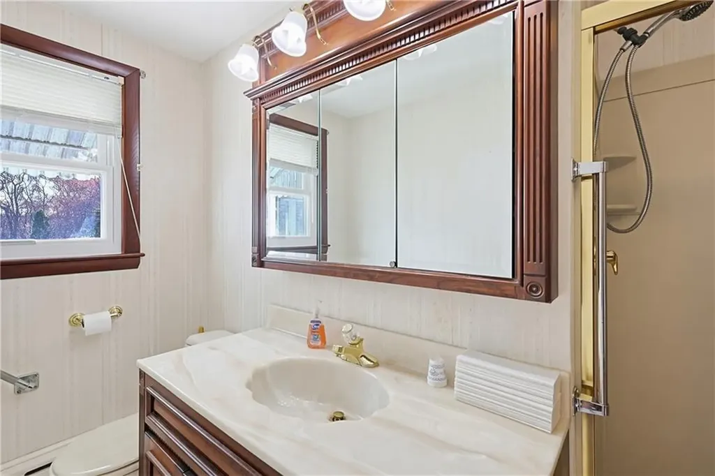 10 Brayton Road Tiverton RI 02878