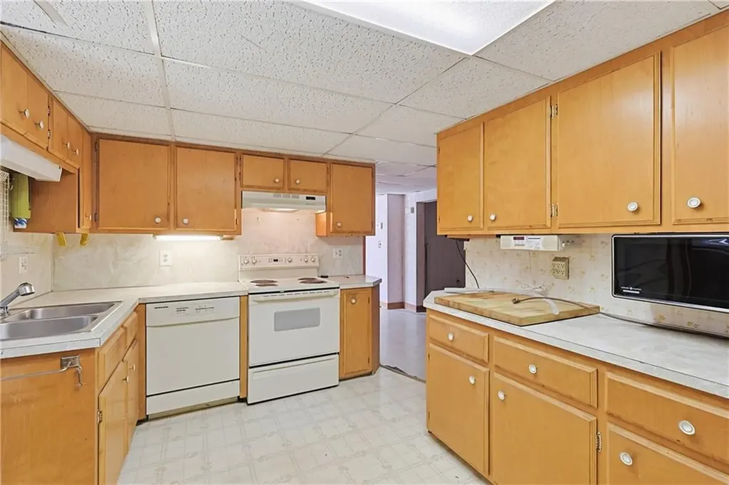 10 Brayton Road Tiverton RI 02878