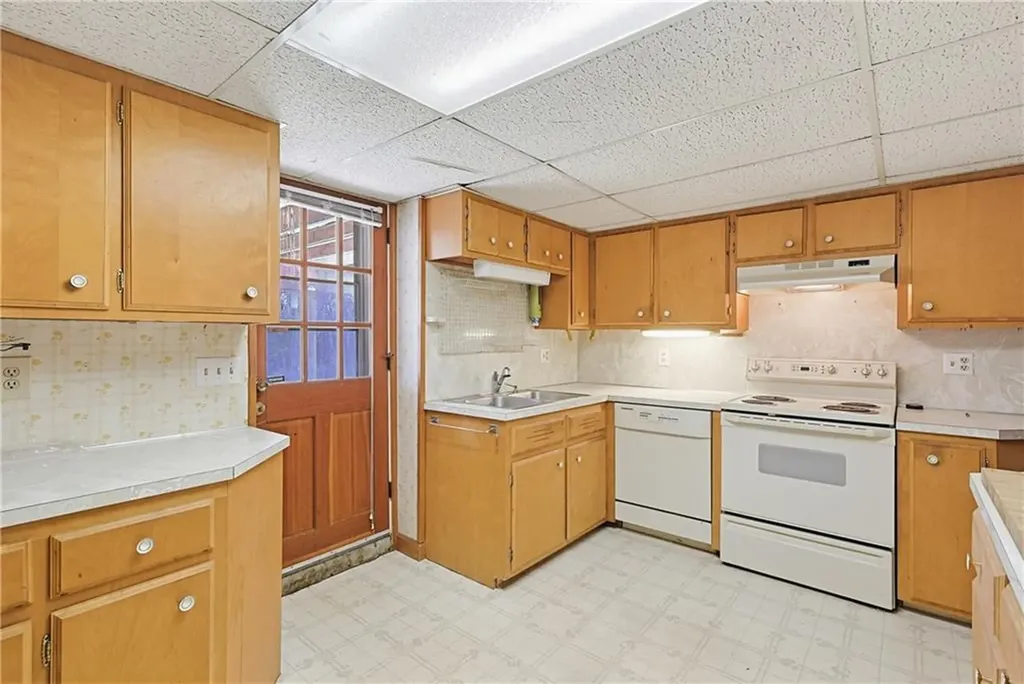 10 Brayton Road Tiverton RI 02878