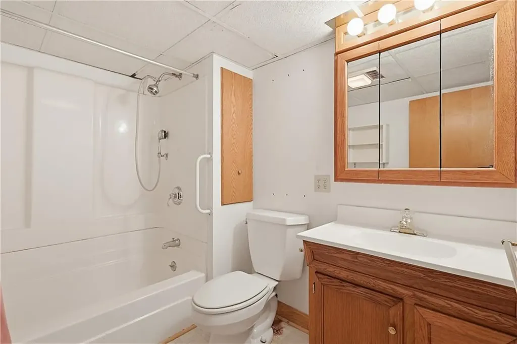 10 Brayton Road Tiverton RI 02878
