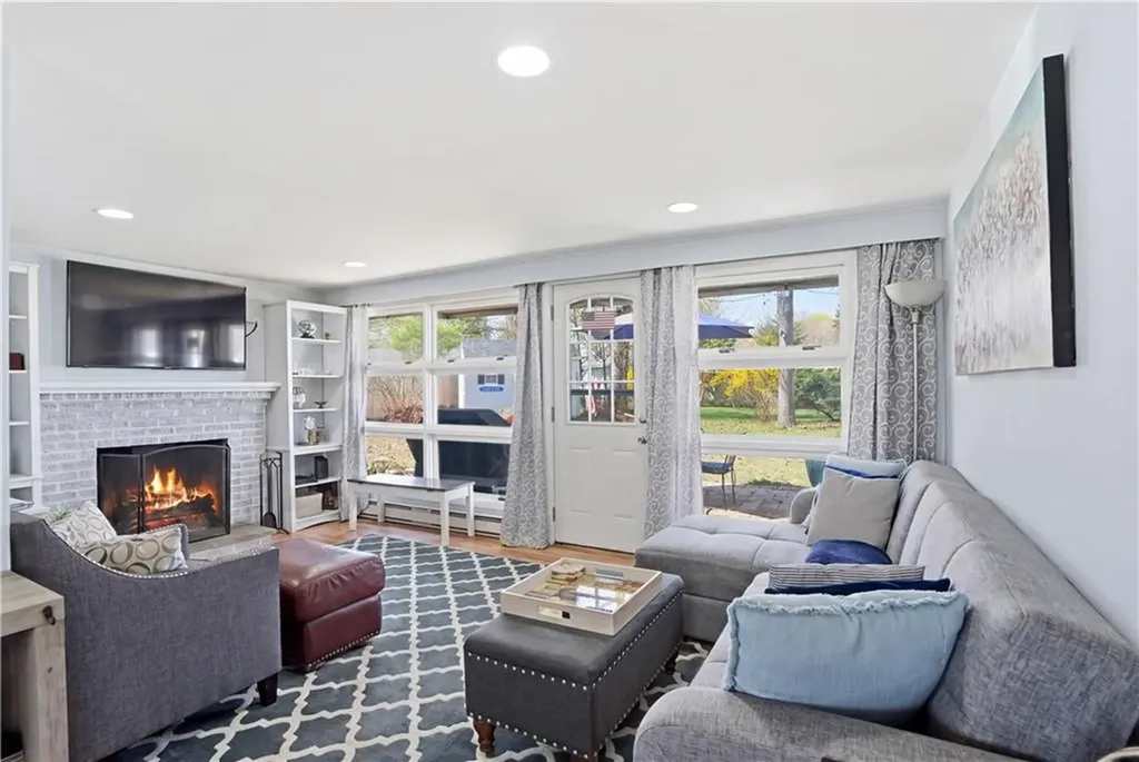 17 Gloucester Street Warwick RI 02886