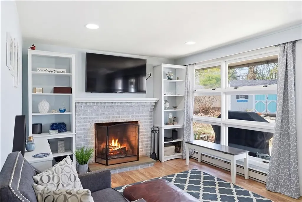17 Gloucester Street Warwick RI 02886
