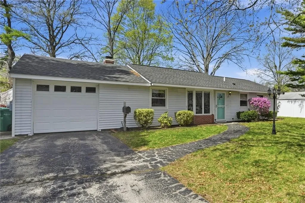 17 Gloucester Street Warwick RI 02886