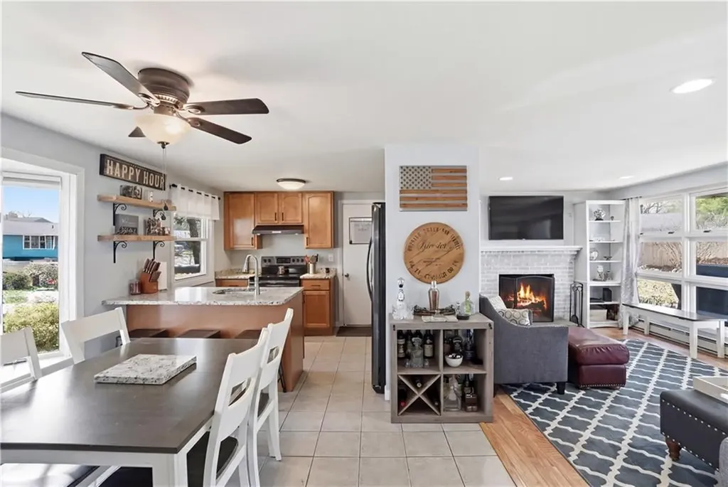 17 Gloucester Street Warwick RI 02886