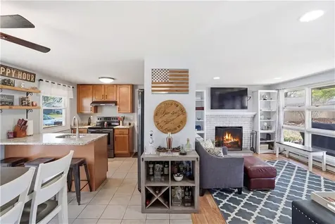 17 Gloucester Street Warwick RI 02886