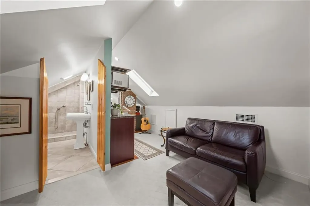 25 Peckham Avenue Newport RI 02840
