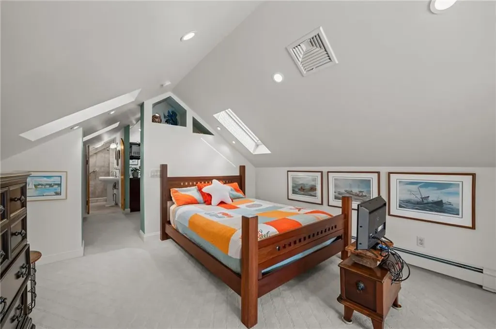 25 Peckham Avenue Newport RI 02840