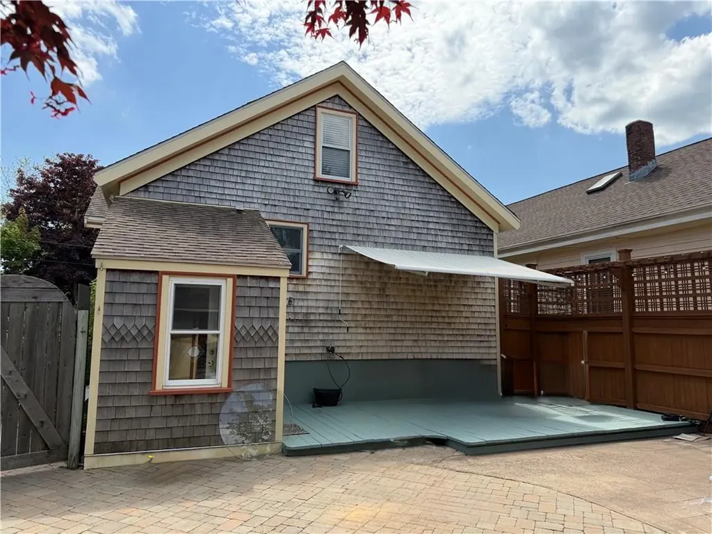 25 Peckham Avenue Newport RI 02840