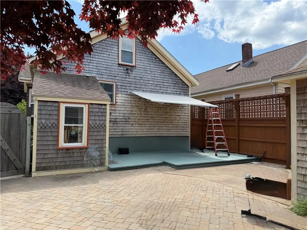 25 Peckham Avenue Newport RI 02840