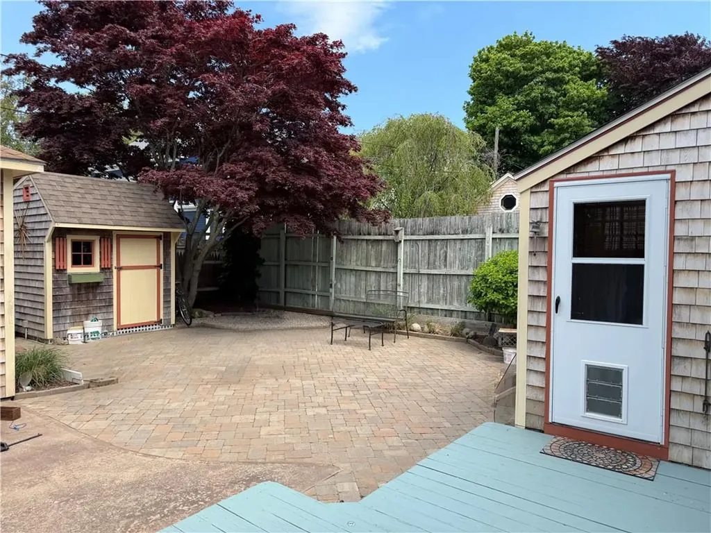 25 Peckham Avenue Newport RI 02840