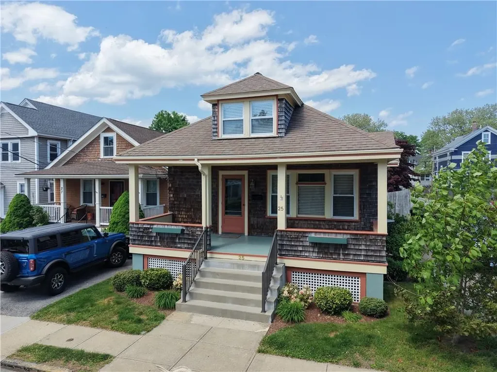 25 Peckham Avenue Newport RI 02840