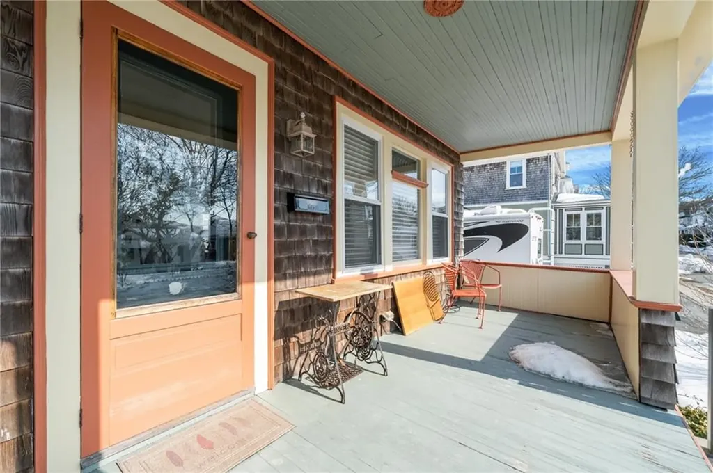 25 Peckham Avenue Newport RI 02840