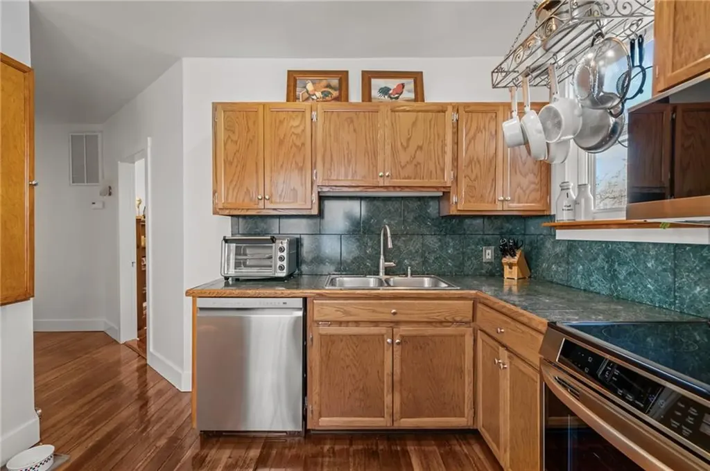 25 Peckham Avenue Newport RI 02840