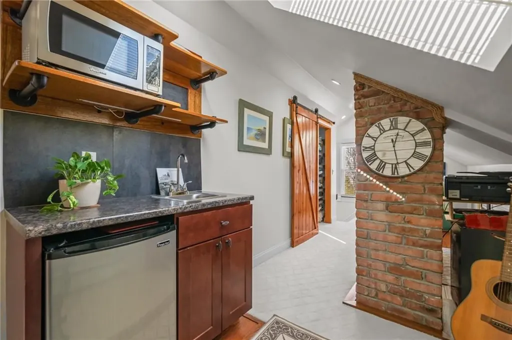25 Peckham Avenue Newport RI 02840