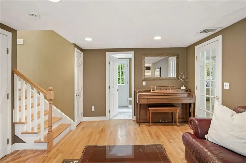 31 Meadowbrook Drive Barrington RI 02806