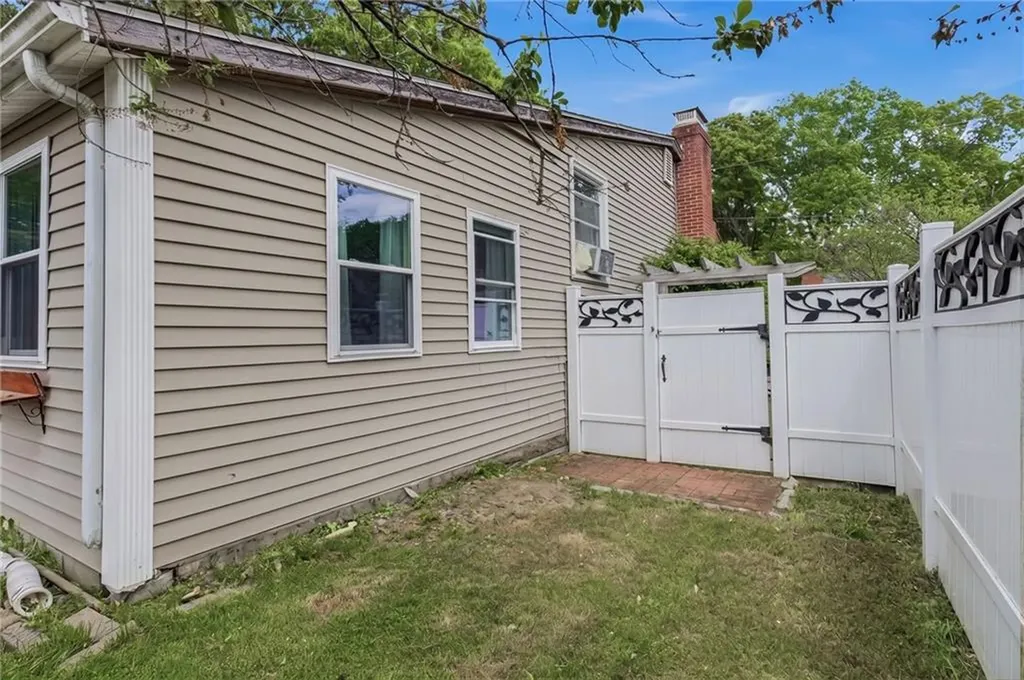 194 Parkside Avenue Pawtucket RI 02861