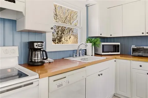 415 Wapping Road Portsmouth RI 02871
