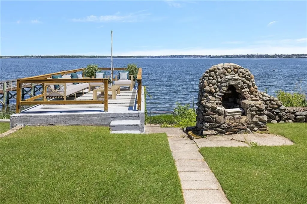 2 King Phillip Avenue Bristol RI 02809