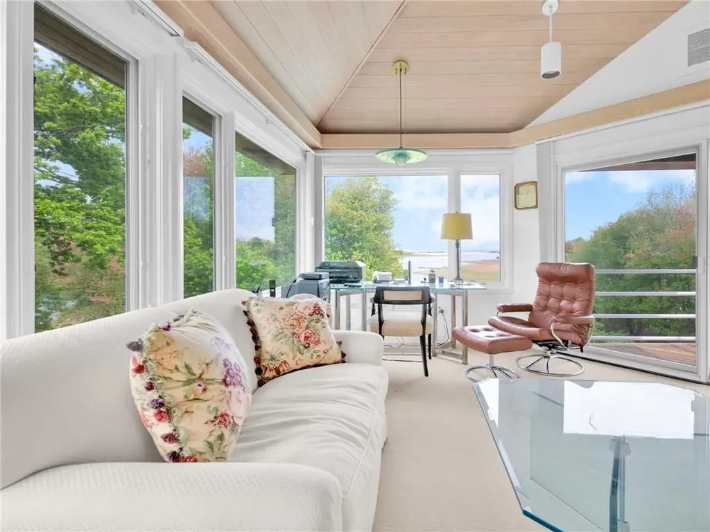 275 Boston Neck Road Narragansett RI 02882