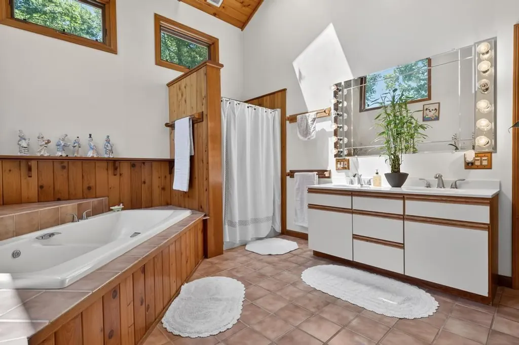 190 Stoney Hollow Road Tiverton RI 02878
