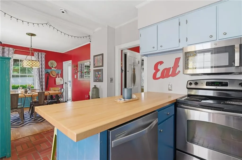 69 Roger Williams Avenue East Providence RI 02916