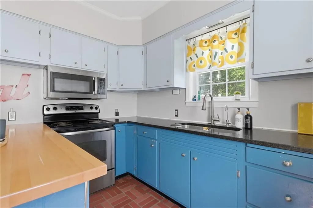 69 Roger Williams Avenue East Providence RI 02916