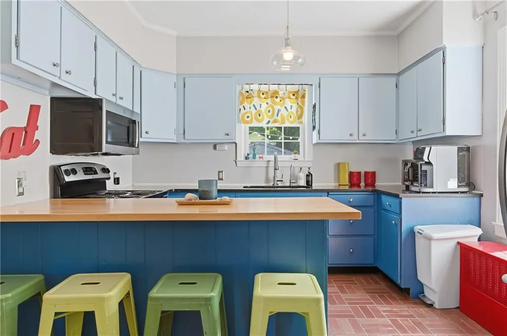 69 Roger Williams Avenue East Providence RI 02916