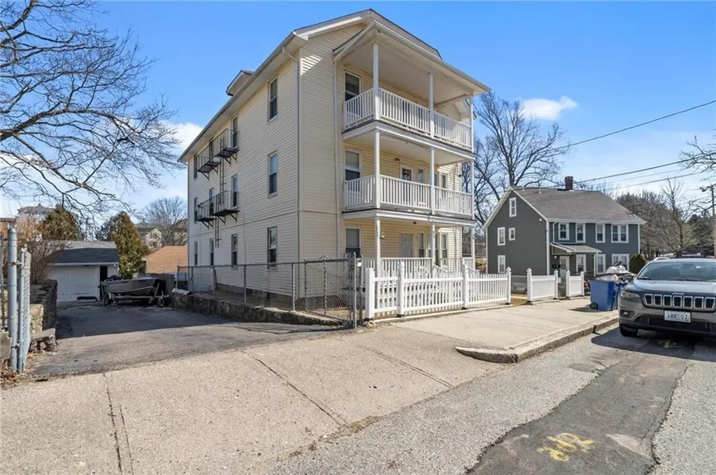 21 19 7th Avenue Woonsocket RI 02895