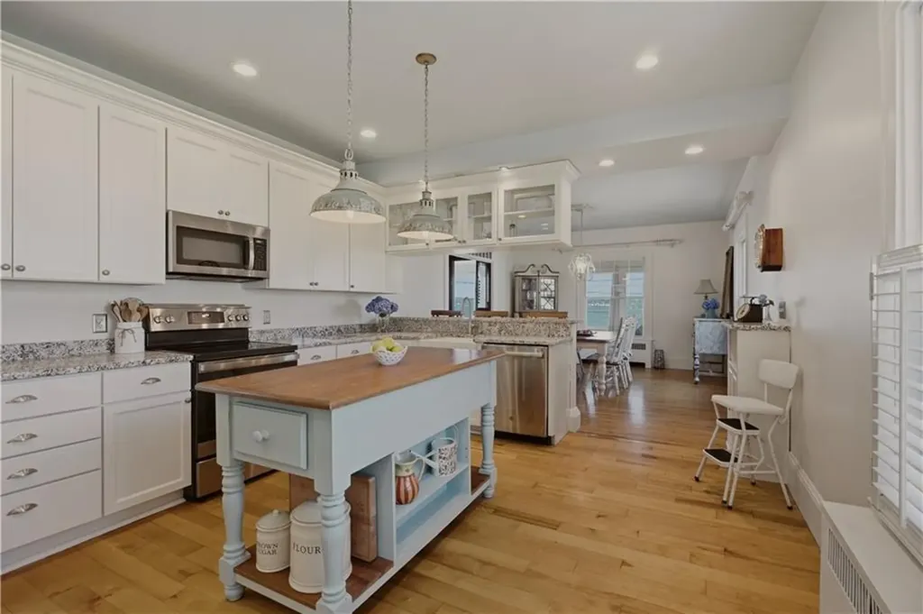 88 Hillside Avenue Tiverton RI 02878