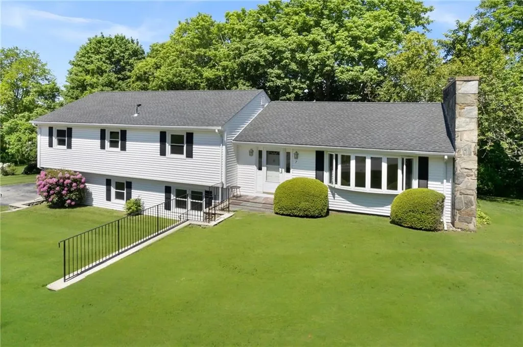 7 Westwood Drive Portsmouth RI 02871