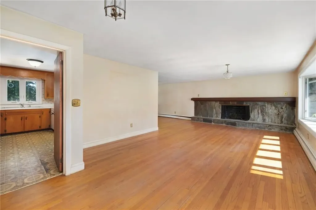 7 Westwood Drive Portsmouth RI 02871