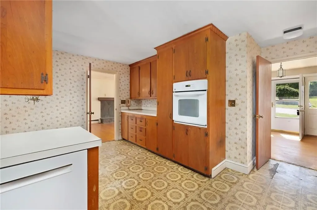 7 Westwood Drive Portsmouth RI 02871
