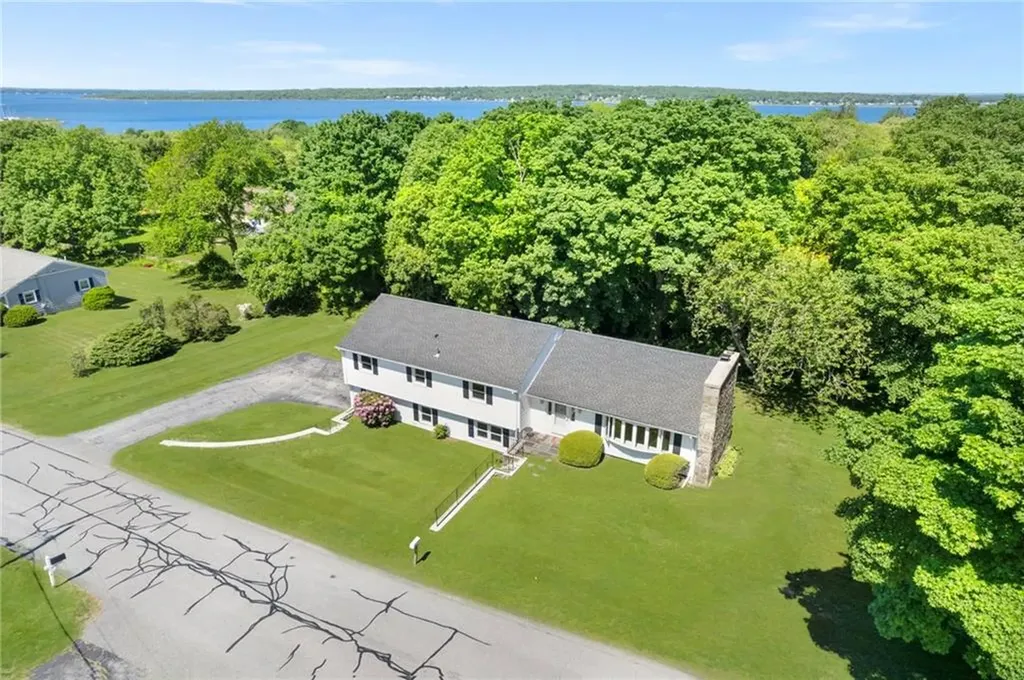 7 Westwood Drive Portsmouth RI 02871
