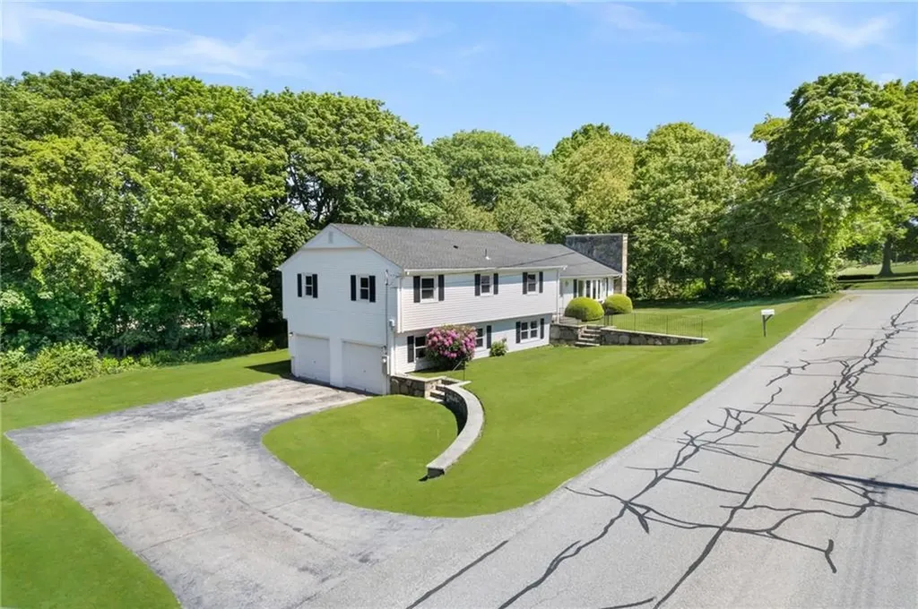 7 Westwood Drive Portsmouth RI 02871