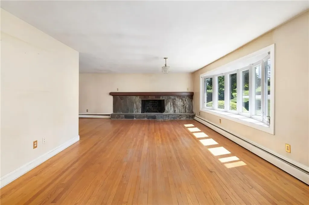 7 Westwood Drive Portsmouth RI 02871