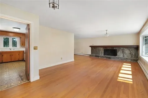 7 Westwood Drive Portsmouth RI 02871