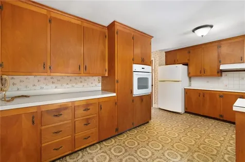 7 Westwood Drive Portsmouth RI 02871