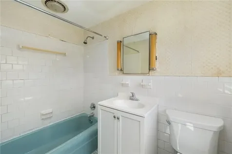 7 Westwood Drive Portsmouth RI 02871