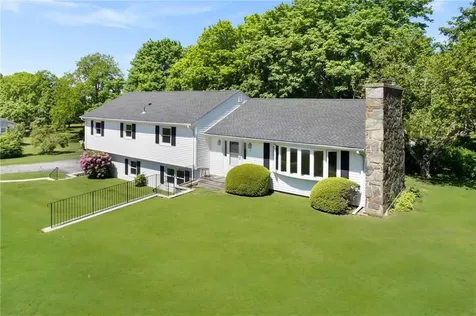 7 Westwood Drive Portsmouth RI 02871