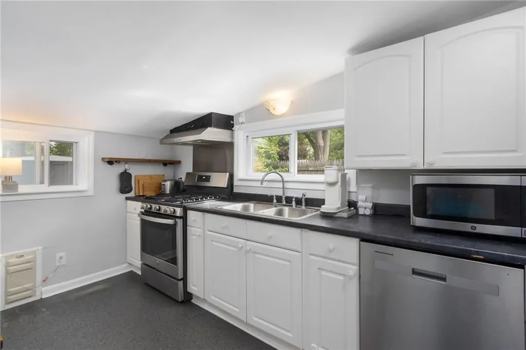 30 Wright Place Barrington RI 02806