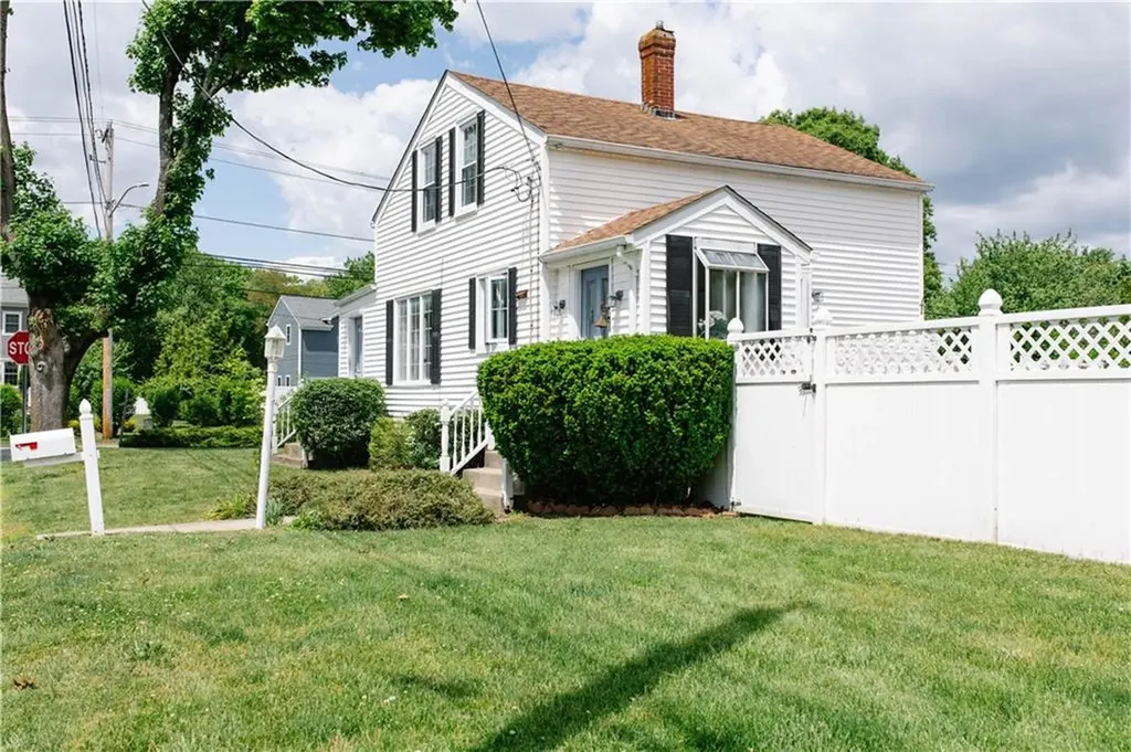 165 Sowams Road Barrington RI 02806