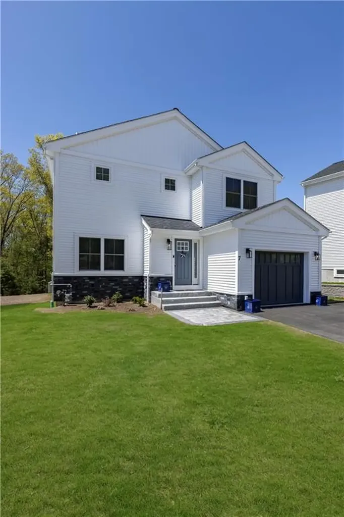 9 Stoneridge Road Smithfield RI 02917