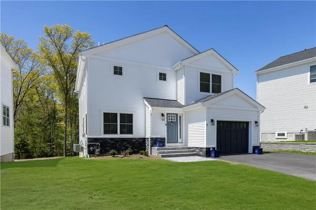 9 Stoneridge Road Smithfield RI 02917