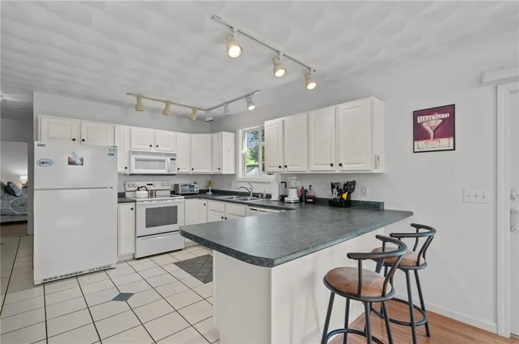 40 Conanicus Road Narragansett RI 02882