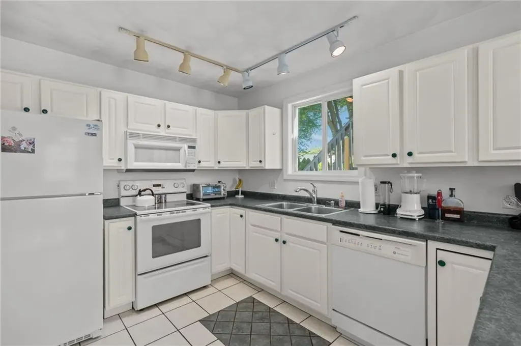 40 Conanicus Road Narragansett RI 02882