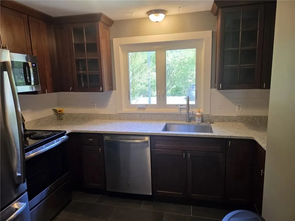 21 Sterling Drive Tiverton RI 02878